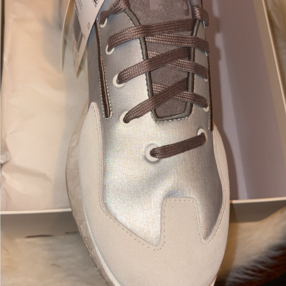 Y-3 Women's Silver and Cream Sneakers